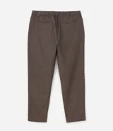 Pantalón masculino relaxed en oxford de algodón blanco, con bolsillos delanteros y traseros, cintura con trabillas y cordón de ajuste.
