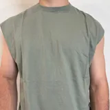 Musculosa de corte oversize, color blanco, con cuello redondo y sisas amplias.