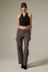 Pantalon de jean gris de corte recto y tiro bajo, con apliques de strass en toda la parte frontal.