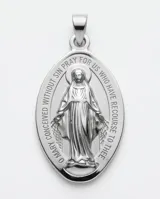Dije con forma ovalada que representa la Medalla Milagrosa, con la figura de la Virgen María en relieve y la inscripción en inglés alrededor del borde. Fabricado en acero inoxidable con acabado pulido brillante.