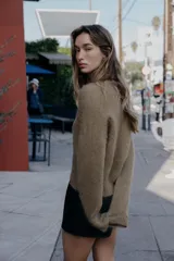 Jersey de punto con textura efecto cepillado, cuello en V y manga larga con terminaciones en rib.