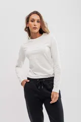 Remera negra de manga larga, cuello redondo y corte ajustado.