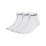 Pack de tres pares de medias Adidas blancas de corte tobillero, con puños acanalados y logo Adidas en negro.