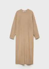Vestido midi de punto con diseño recto, cuello redondo y manga larga con detalle de vuelta. Presenta terminaciones en canalé y un tejido de punto medio.
