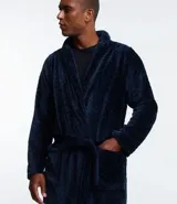 Bata de baño masculina confeccionada en fleece texturizado, con cuello solapa, mangas largas, lazo ajustable en la cintura y bolsillos delanteros.