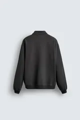 Sudadera de algodón ligero en color rojo, con cuello subido y cierre frontal de cremallera. Presenta mangas largas con puños acanalados y dobladillo inferior en rib.