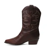 Bota tejana de cuero color bordó con costuras decorativas en contraste y taco cuadrado.