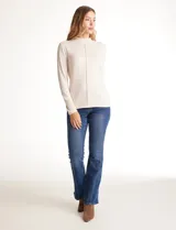 Polera de cuello mock en tejido de hilado fino, con manga larga y detalle de pespunte vertical en el centro del frente.