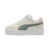 Championes Puma CA Pro color arena con detalles en verde y rosa. Zapatillas de estilo urbano con suela blanca y cordones blancos.