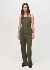 Pantalón recto color verde militar con cintura elástica, confeccionado en mezcla de algodón y poliamida.