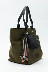 Cartera shopper negra de nylon con bolsillo frontal con cierre, asas dobles y detalles de cordones multicolor. Incluye un pouch desmontable.