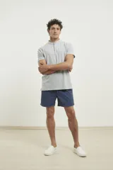 Remera azul con cuello mao y mangas cortas.