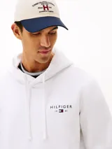 Buzo con capucha y cordones de ajuste, color blanco, de corte clásico con bolsillo tipo canguro frontal y puños y dobladillo acanalados. Cuenta con el logotipo de la marca bordado en el pecho.