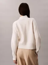 Sweater de punto Calvin Klein color blanco marfil, con diseño acanalado, cuello alto y mangas largas de corte raglán.