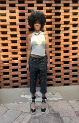 Pantalón capri a rayas verticales en tonos pastel, confeccionado en gabardina elastizada.