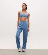 Pantalón deportivo de corte recto confeccionado en mezcla de modal, poliéster y elastano. Presenta cintura elástica en rib y detalle de friso lateral en contraste.