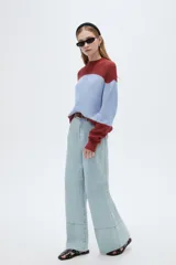 Sweater de punto holgado con cuello alto, diseño multicolor de bloques en tonos bordó, celeste y rojo, de manga larga.