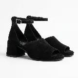 Sandalias de cuero gamuzado color negro, con taco ancho, punta abierta y tira ajustable en el tobillo con hebilla metálica.