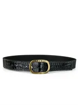 Cinto de cuero 100% genuino con estampa animal print tipo vaca en blanco y negro, con hebilla metálica ovalada en tono oro viejo con el nombre de la marca grabado.
