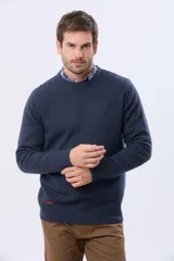 Buzo tejido de lana con cuello redondo y mangas largas. Presenta un diseño clásico con puños y ruedo acanalados, y un pequeño detalle de etiqueta en el lateral inferior.