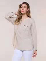 Blusa de lino de la marca Dash, color beige, con cuello mao y escote en V con botones frontales. Cuenta con bolsillos plaqué con solapa en el pecho y mangas largas con sistema para arremangar.