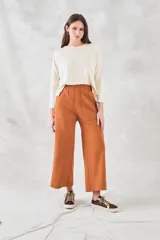 Pantalón color ladrillo de corte ancho, con cintura elastizada y bolsillos laterales.