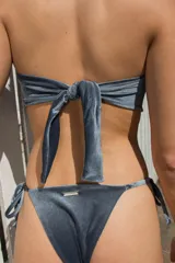 Top de bikini verde oliva, estilo bandeau, confeccionado en terciopelo.