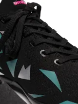 Championes de fútbol Umbro, color negro con detalles en fucsia, turquesa y plateado. Diseño con cordones y suela de goma para césped artificial.