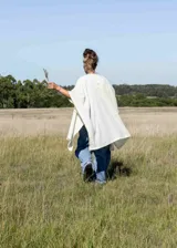 Ruana de tejido liviano con caída delicada y tacto suave, diseñada para envolver el cuerpo con fluidez y aportar un estilo sofisticado.