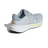 Championes de running Adidas Response color gris claro con detalles plateados y suela blanca con detalles en amarillo y negro. Presentan las tres tiras clásicas de Adidas en los laterales y capellada de malla transpirable.