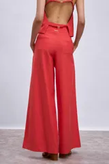 Pantalón palazzo blanco de tiro alto con bolsillos laterales.