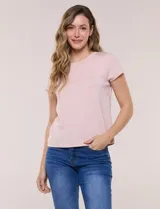 Remera celeste de manga corta, con cuello redondo y detalle calado en el rib del escote, de corte recto y ajuste cómodo.