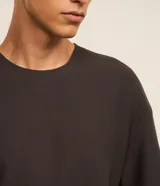 Remera masculina de corte relajado, color gris oscuro, con cuello redondo, manga corta y textura chevron.