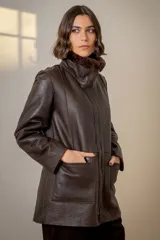 Campera reversible confeccionada en cuero ovino, con interior de piel sintética blanca. Presenta cierre frontal, cuello alto y bolsillos laterales amplios.