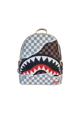 Mochila Sprayground mediana unisex, de cuero vegano con estampado a cuadros marrón y gris. Presenta un diseño de boca de tiburón con dientes blancos y encías rojas.