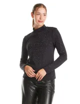 Blusa de cuello alto y manga larga, confeccionada en tejido suave con apliques de strass distribuidos en el frente y las mangas.