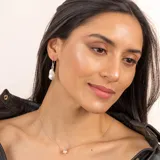 Collar plateado con dije de perlas naturales en forma de gota.