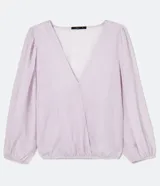 Blusa Cortelle de manga larga en color lila, confeccionada en 100% poliéster. Presenta diseño cruzado (transpasse), escote en V profundo, mangas abullonadas semitransparentes con puños elásticos.
