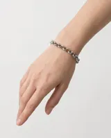 Pulsera de cadena de eslabones tipo rolo, fabricada en acero plateado.