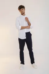 Pantalón de vestir azul marino, de corte slim fit, con bolsillos laterales y traseros.