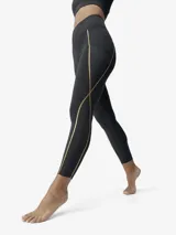 Legging deportivo 7/8 de tiro alto, color negro con detalles de líneas termoselladas en color dorado que recorren las piernas. Cuenta con bolsillos laterales y tejido compacto de alta sujeción.
