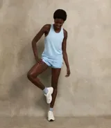 Bermuda deportiva tipo runner, color verde menta, confeccionada en microfibra con cintura elástica. Tiene un corte holgado y bajo redondeado.