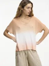 Remera blanca de punto con escote en V y pespuntes a contratono.