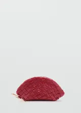 Bolso de mano pequeño con diseño trenzado en cuero ovino color rojo, con cierre a presión y forro interior de algodón.