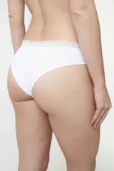 Conjunto de bikini negro con corpiño triangular de microfibra rib y bombacha tiro medio con puntilla en la cintura.