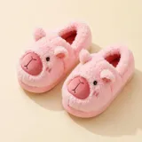 Pantuflas cerradas de peluche color beige con diseño de capibara, orejas marrones y suela antideslizante.