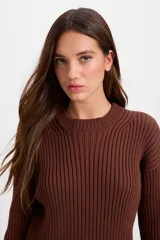 Sweater de punto acanalado tipo morley, color chocolate, con cuello a la base y mangas largas con abertura para el pulgar.