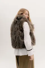 Chaleco de piel sintética en tono marrón, con diseño de pelo largo y voluminoso, ideal para superposiciones.