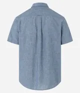 Camisa de manga corta confeccionada en mezcla de lino y algodón, con cuello inglés, cierre frontal de botones y bolsillo en el pecho. Presenta un corte comfort holgado y diseño liso.