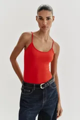 Musculosa ajustada negra con escote redondo y tirantes finos.
